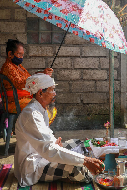 brâmane alinês realizando rituais matinais no templo de Bali, Indonésia. - Foto, Imagem