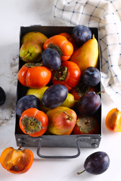 misture frutos de outono persimmon ameixa e pêra - Foto, Imagem