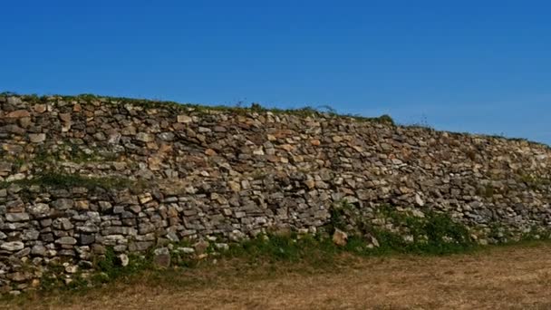 Cairn du Petit Mont, Arzon, Morbihan, Brittany, Francie. Komplexní pohřební kumulace datovaná do roku 4500 př.n.l. Znovu použit jako německý betonový bunkr z 2. světové války - Záběry, video