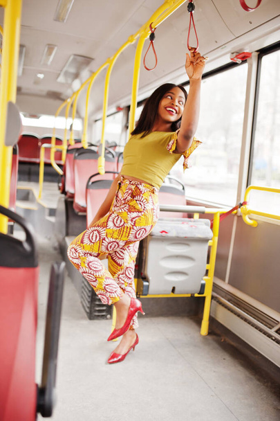 Nuori tyylikäs afrikkalainen amerikkalainen nainen matkustaa bussilla. - Valokuva, kuva
