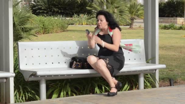 kobieta przeklina przez telefon komórkowy - Materiał filmowy, wideo