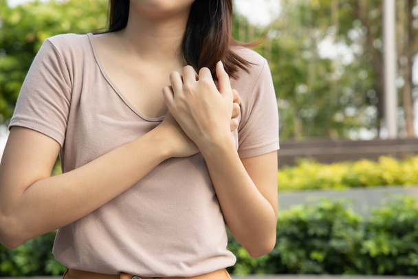 kranke asiatische Frau mit Herzinfarktproblemen, Herz-Lungen-Erkrankungen, saurem Reflux oder GERD-Symptomen - Foto, Bild
