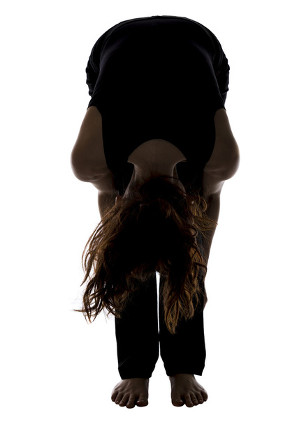 Nainen seisoo eteenpäin taivuta Pose joogassa, siluetti
 - Valokuva, kuva