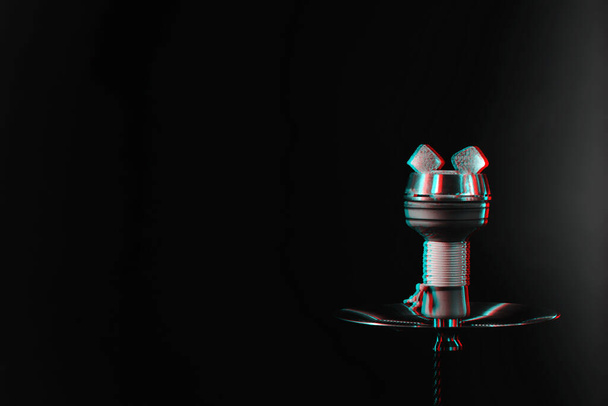 carvões em uma tigela de narguilé em um fundo escuro - Foto, Imagem