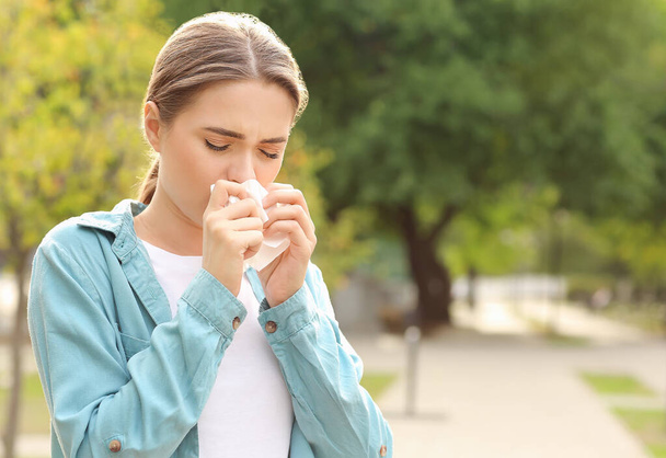 Mladá žena trpící alergií venku - Fotografie, Obrázek
