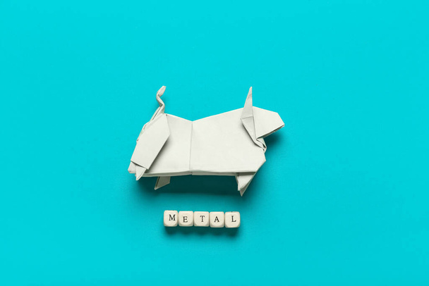 2021年のシンボルとしての折り紙牛と色を背景にキューブで作られた単語METAL - 写真・画像