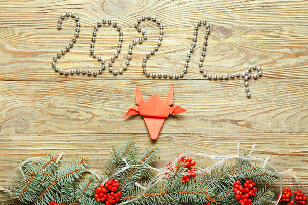 Composição de Ano Novo com touro de origami em fundo de madeira - Foto, Imagem