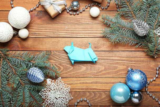 Новогодняя композиция с оригами быка на деревянном фоне - Фото, изображение