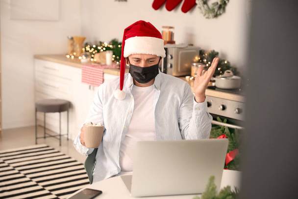 Homem comemorando o Natal em casa devido a epidemia de coronavírus - Foto, Imagem