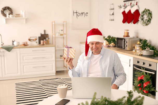 Mies viettää joulua kotona sepelvaltimotautiepidemian vuoksi - Valokuva, kuva