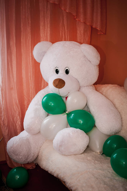 Kutup ayısı yumuşak oyuncak ve beyaz ve yeşil balonlar - Fotoğraf, Görsel