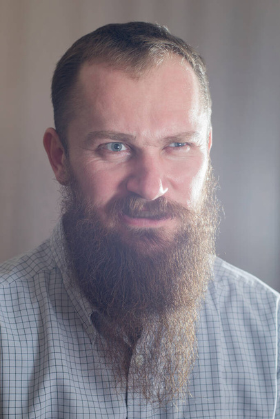 Retrato de un hombre blanco serio y enojado con barba larga - Foto, imagen