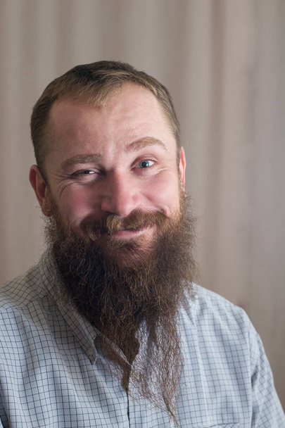 Portrait of a white smiling man with a long beard - Foto, Imagem
