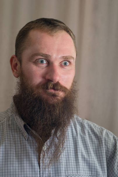 Retrato de um homem zangado sério branco com uma longa barba - Foto, Imagem