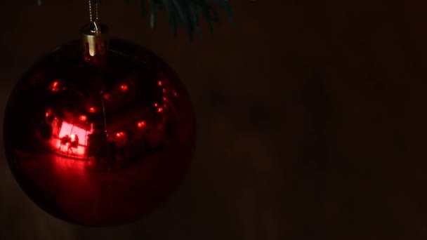赤いクリスマスボールに反射された輝く光の終わり - 映像、動画