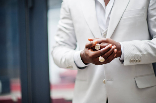 close-up handen met ringen van knappe Afro-Amerikaanse heer in formele kleding. - Foto, afbeelding