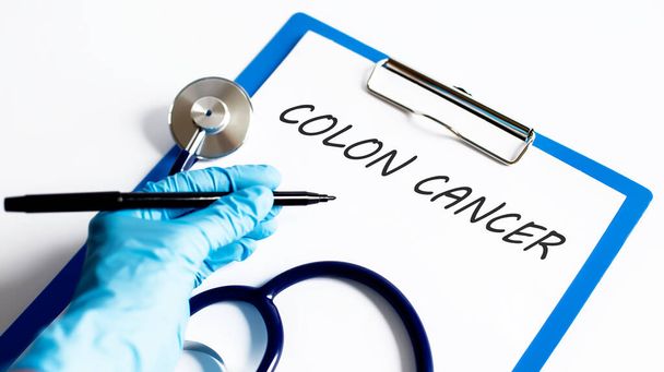 Papier avec texte COLON CANCER sur table avec stéthoscope - Photo, image