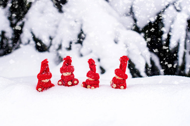 Söpöjä punapukuisia hahmoja lumessa. Käsite luminen talvi - Valokuva, kuva