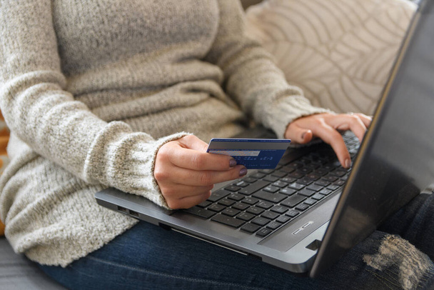 Zbliżenie białej kobiety robiącej zakupy online podczas Czarnego Piątku z laptopem w środku - Zdjęcie, obraz