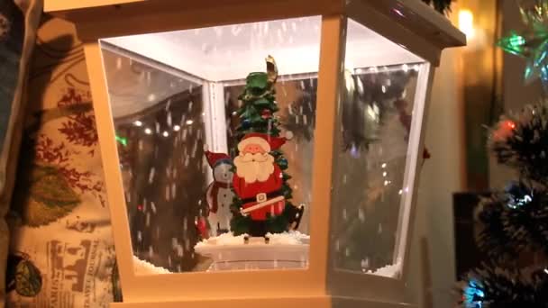 Animatronic forgó karácsonyi dekoráció klasszikus és hagyományos stílusban jelenik meg Pratunam Market Bangkok, Thaiföld - Felvétel, videó