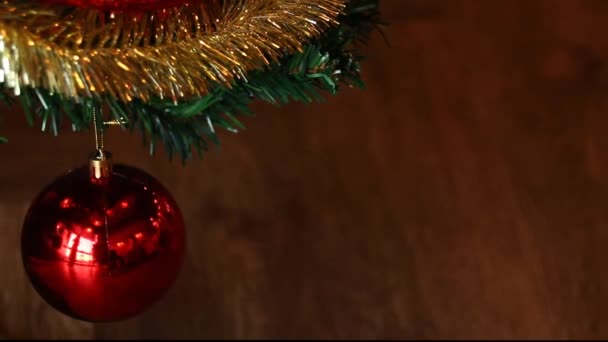 Cinématique saison des fêtes b rouleau arrière-plan d'ornements rouges et dorés et de boules - Séquence, vidéo
