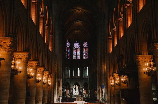 PARIS, FRANCE - Oct 20, 2020: Beautiful interior shot of notre dame de paris with amazing lights and the architecture. - Foto, Imagem