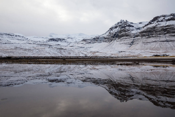 Piękne ujęcie góry Snaefellsnes odbicie w wodzie, Islandia - Zdjęcie, obraz