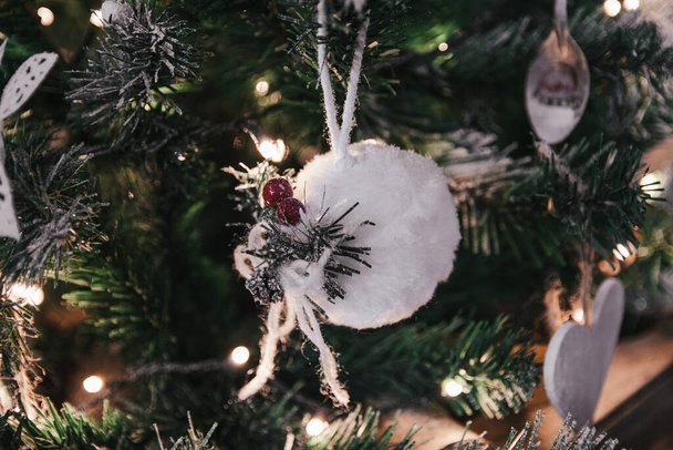 Un primo piano di bellissimi ornamenti d'argento su un albero di Natale festivo - Foto, immagini