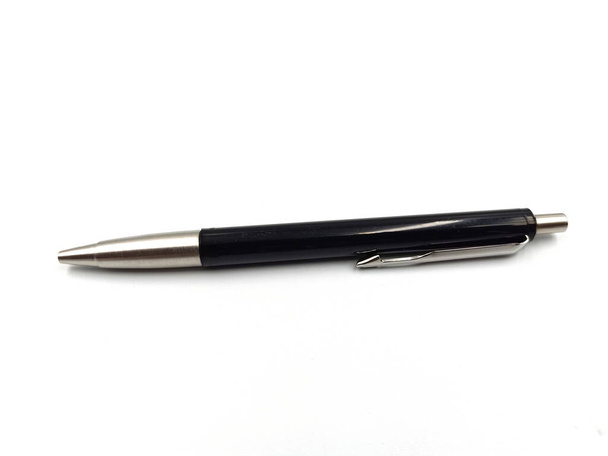 Een geïsoleerde zwarte pen op witte achtergrond - Foto, afbeelding