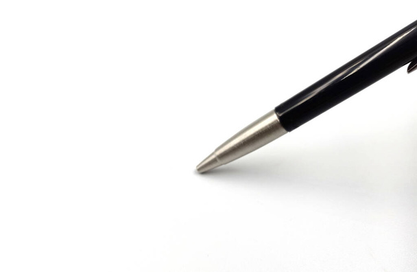 Een geïsoleerde zwarte pen op witte achtergrond - Foto, afbeelding