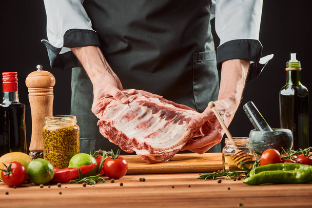 Chef preparing a huge piece of beef ribs for cooking - Foto, afbeelding