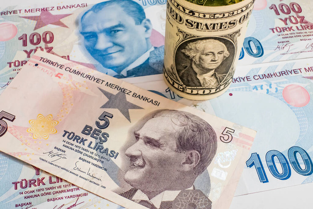 USA-dollár és török líra bankjegyek  - Fotó, kép