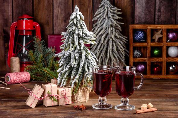 Forró forralt bor télre és karácsonyra különböző fűszerekkel. Felkészülés a karácsonyi ünnepekre - Fotó, kép