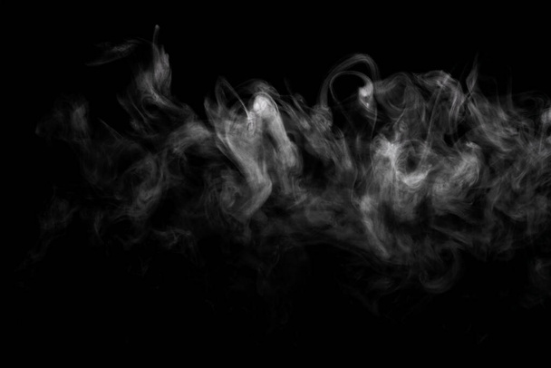 Effet poudre ou fumée abstrait isolé sur fond noir - Photo, image