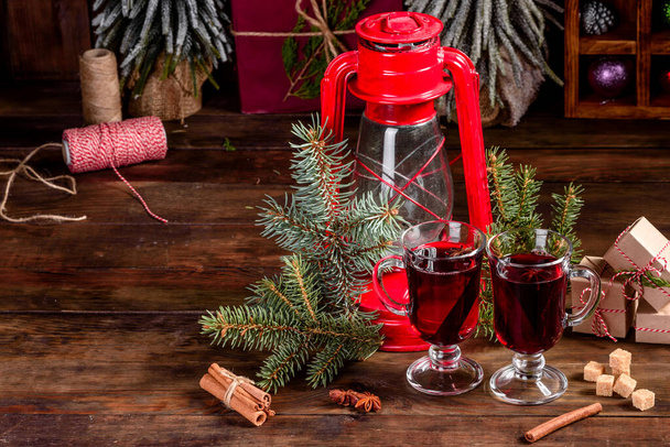Gorące grzane wino na zimę i Boże Narodzenie z różnych przypraw. Przygotowania do świąt Bożego Narodzenia - Zdjęcie, obraz