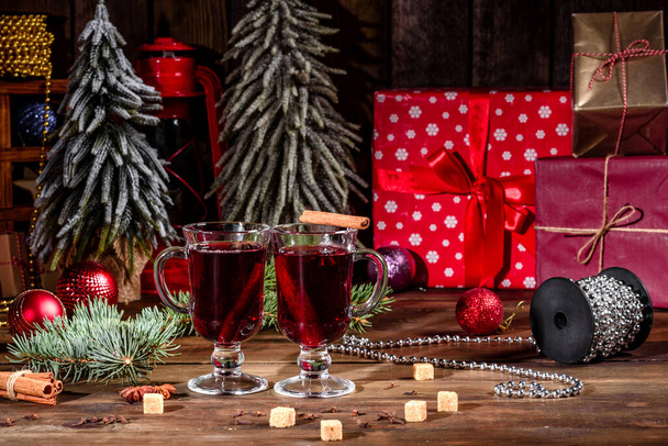 Horké svařené víno na zimu a Vánoce s různými druhy koření. Příprava na vánoční svátky - Fotografie, Obrázek
