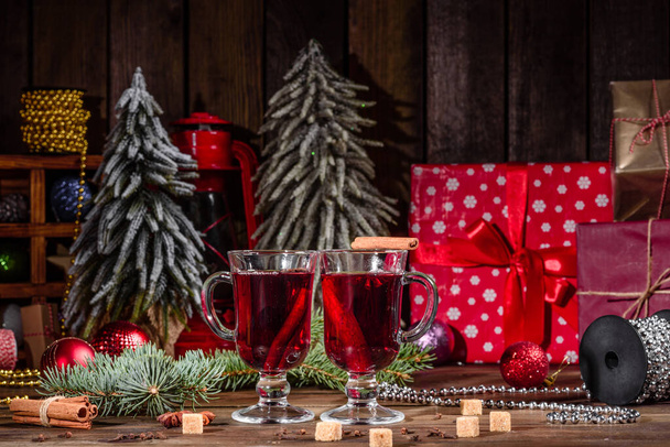 Horké svařené víno na zimu a Vánoce s různými druhy koření. Příprava na vánoční svátky - Fotografie, Obrázek