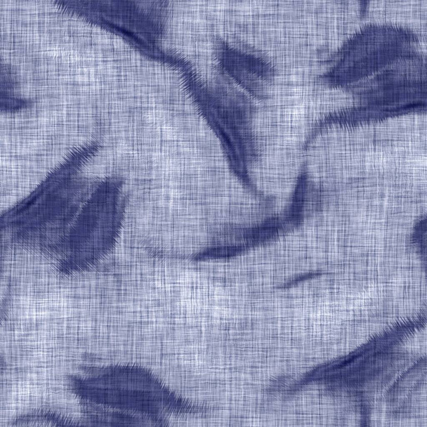 Textura moteada índigo sin costuras. Fondo de efecto teñido de algodón boro tejido azul. Batik japonés repetir resistir patrón. Blanqueador de tinte de corbata angustiado. fusión asiática allover kimono textil. Estampado de tela gastada - Foto, Imagen
