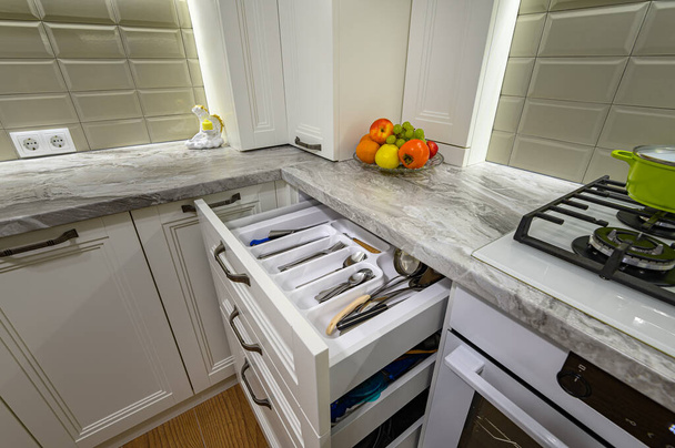 Белая кухня в классическом стиле - Фото, изображение