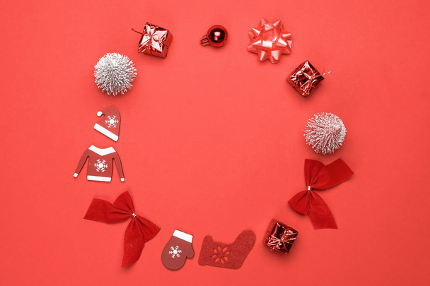 Vánoční prodej. Punčochy, dárky, zimní strom, stuha a luk ve tvaru rámu na červeném pozadí pro pozdrav karty. Rozumím. Zimní prázdniny, Nový rok - Fotografie, Obrázek