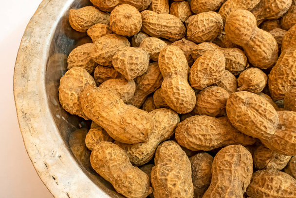 Zavřít loupané arašídy v kovové míse - Fotografie, Obrázek