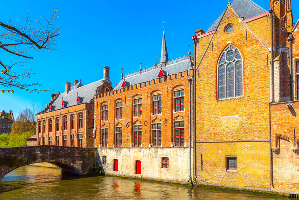 Kanal, tekne, Bruges, Belçika 'da turistler - Fotoğraf, Görsel