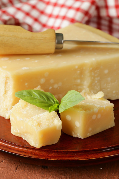 Pedaço de queijo parmesão duro saboroso fresco
 - Foto, Imagem