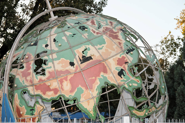 Внешняя модель глобуса, вид на урожай, часть карты Евразы. Металлическая скульптура на улице. Концепция путешествия.  - Фото, изображение