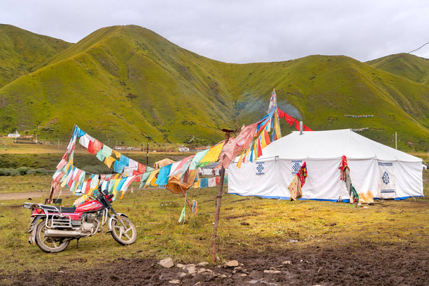 Взгляд кочевников и их палатки на Тибет в Китае - Фото, изображение