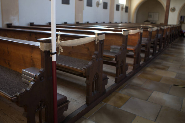 Distanciamento social na igreja cristã durante a pandemia do coronavírus Covid-19  - Foto, Imagem