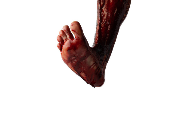 Krwawiąca ludzka noga izolowana na białym tle. - Zdjęcie, obraz