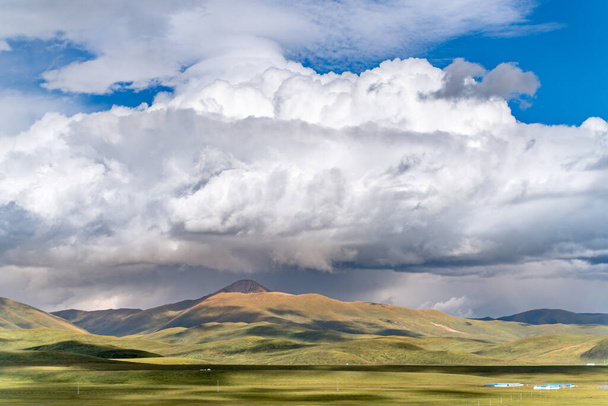 A bela vista panorâmica do prado tibetano e colinas em torno de Sertar, na China - Foto, Imagem