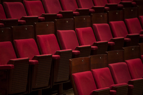Pusta sala koncertowa z czerwonymi krzesłami - Zdjęcie, obraz