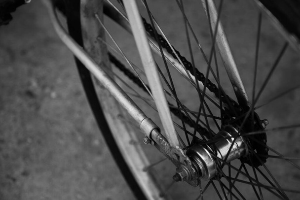 A grayscale shot of bicycle wheel spokes - Фото, зображення
